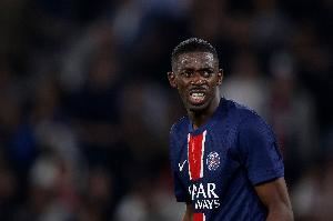 队报:尽管右大腿有伤,登贝莱仍参加了巴黎的训练